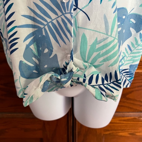 NWT Tropical Crop Button Down - Picture 4 of 7